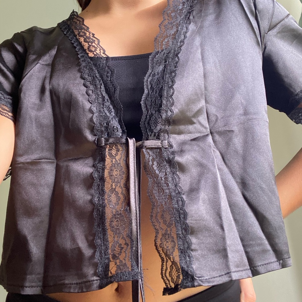 satin shirt w lace detailing